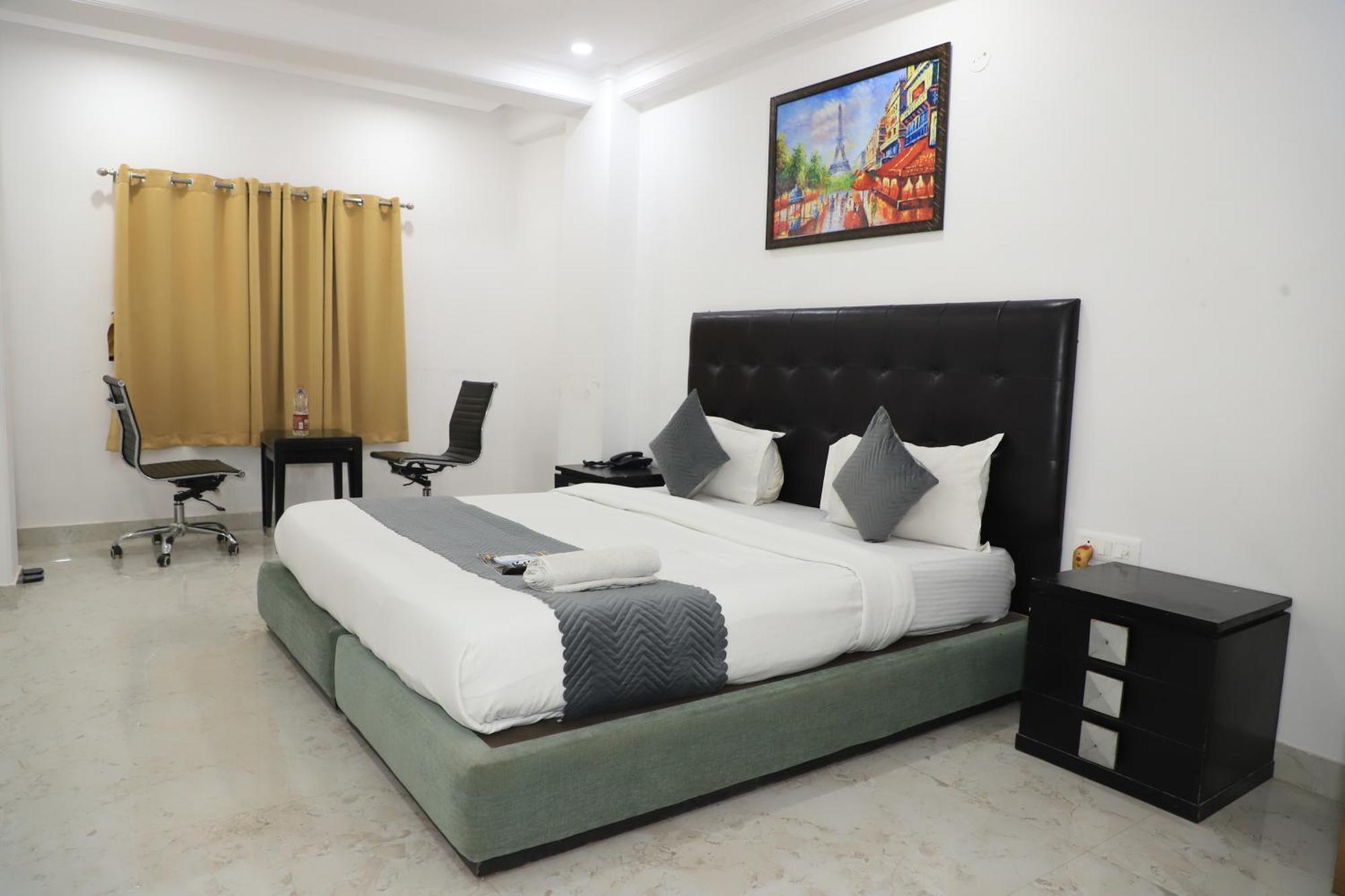 Moon Residency Near Yashobhoomi Convention Centre Hotel