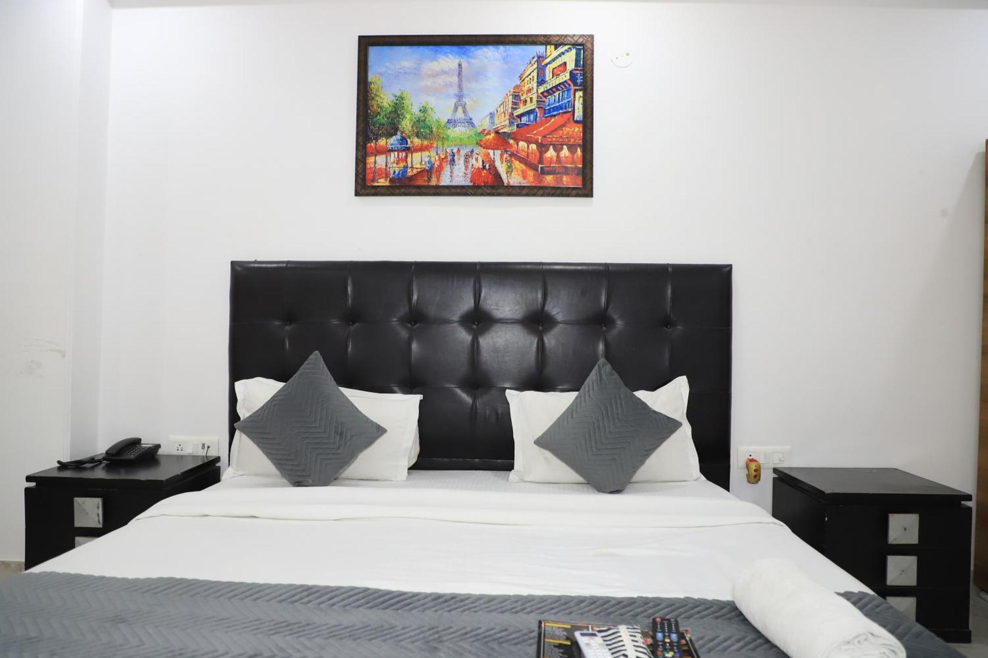 Moon Residency Near Yashobhoomi Convention Centre 3*