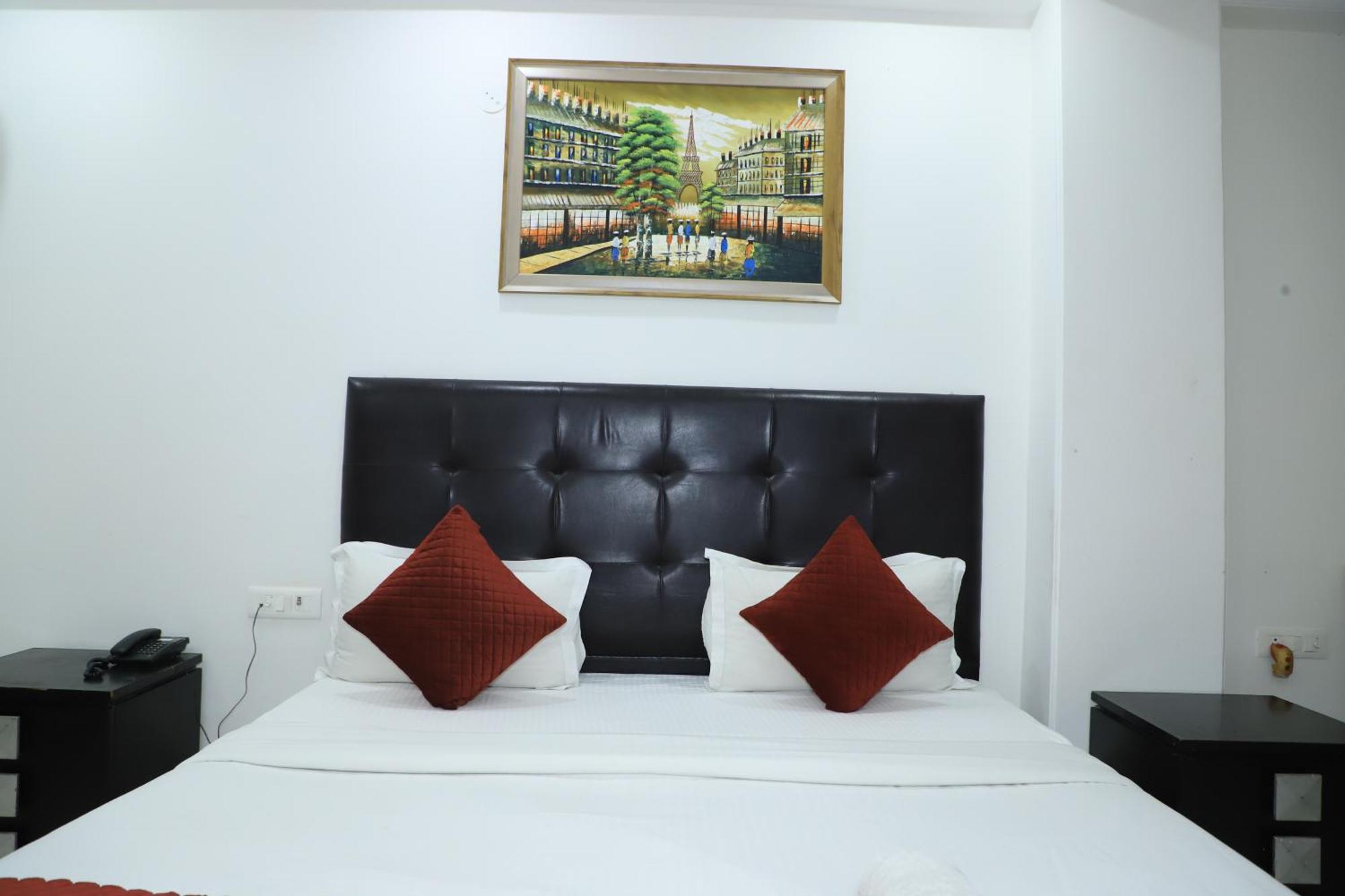 Hotel Moon Residency Near Yashobhoomi Convention Centre