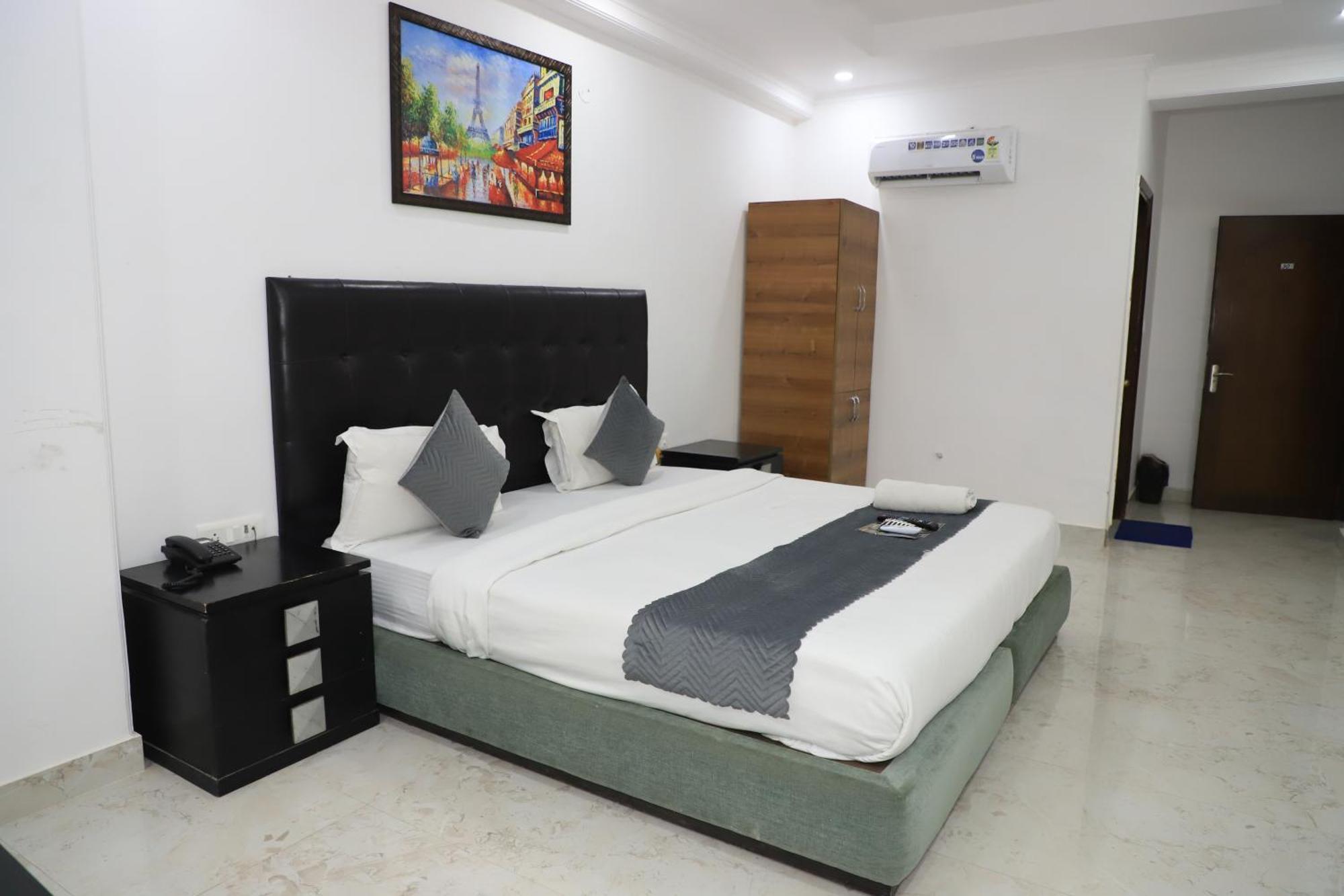Moon Residency Near Yashobhoomi Convention Centre Hotel