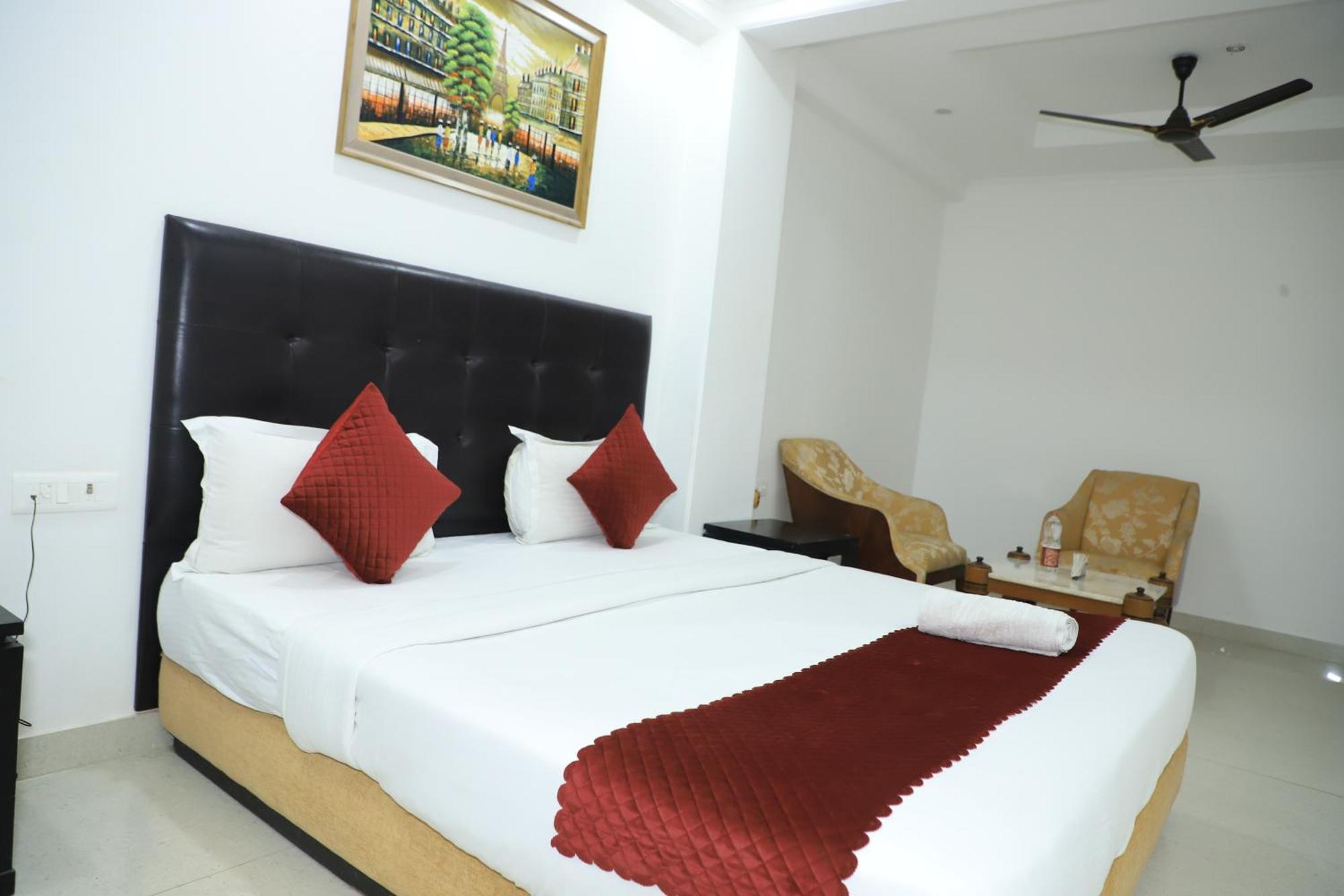 Moon Residency Near Yashobhoomi Convention Centre Hotel